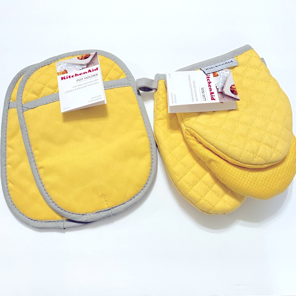 NWT Bundle of Pot holder & Mitt